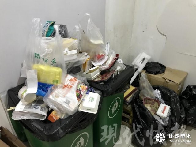 外賣餐盒攻占寫字樓 塑料垃圾泛濫，保潔員犯難