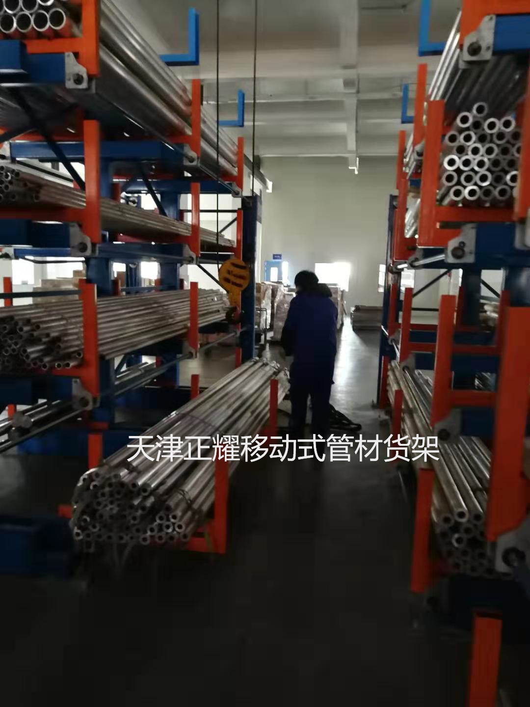 管材貨架移動推出式方便吊車存放，中間和底層的管材也可以先使用。